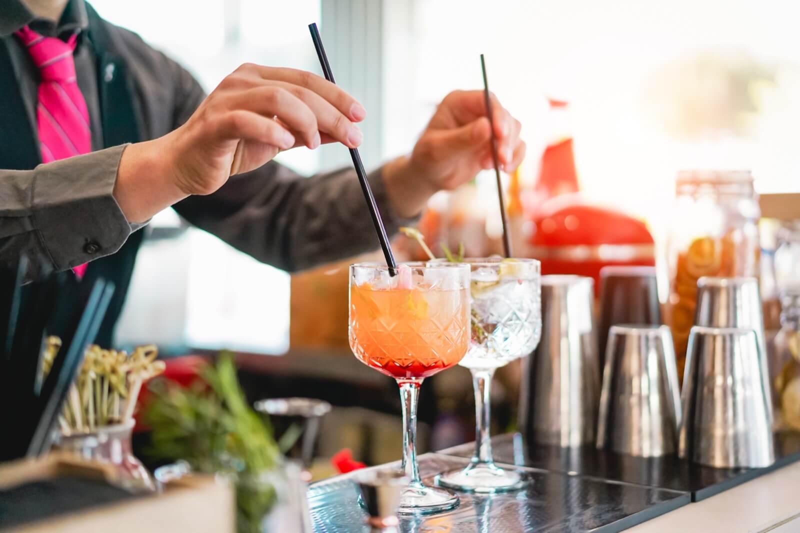Barman haciendo cócteles en un bar de Miami