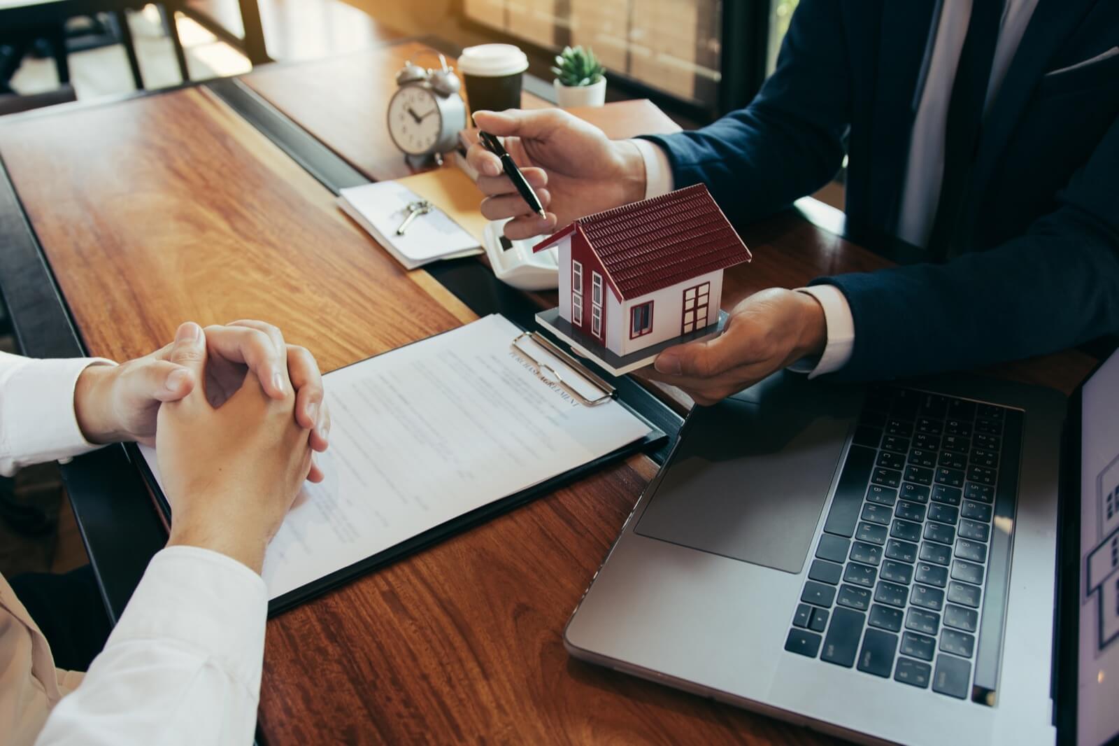 Los compradores de casas nuevas están firmando la compra de una casa